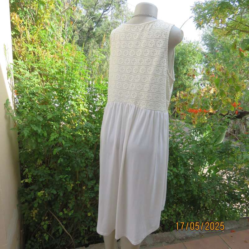 FASHION EXPRESS white maternity dress in size 40. Mesh lined top. Viscose-cotton bottom