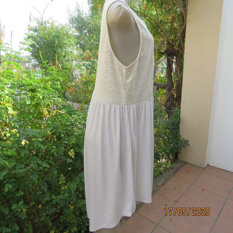 FASHION EXPRESS white maternity dress in size 40. Mesh lined top. Viscose-cotton bottom