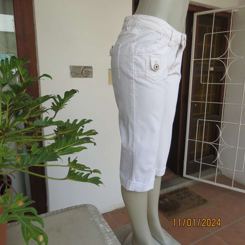 Snow white polycotton stretch cropped pants size 36 in polycotton stretch. Pockets back-front.As new