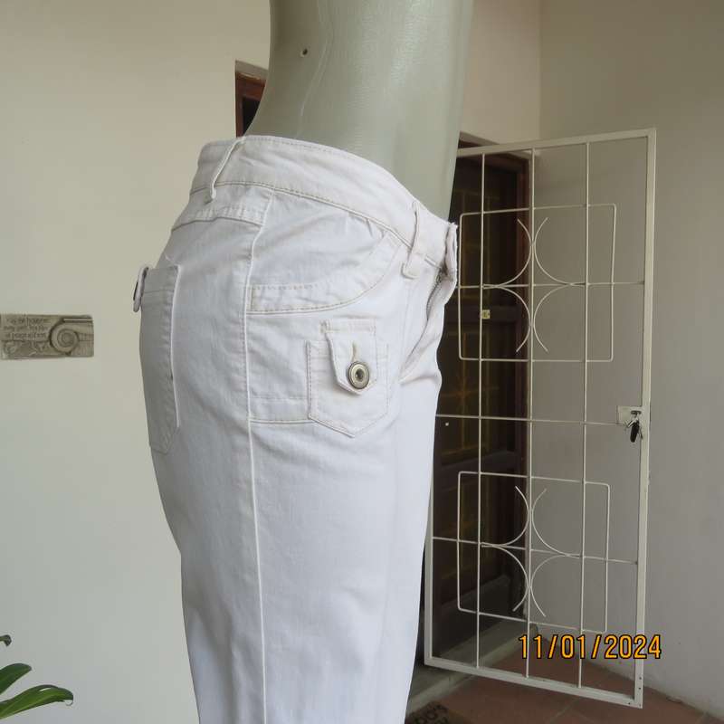 Snow white polycotton stretch cropped pants size 36 in polycotton stretch. Pockets back-front.As new