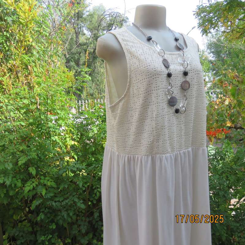FASHION EXPRESS white maternity dress in size 40. Mesh lined top. Viscose-cotton bottom