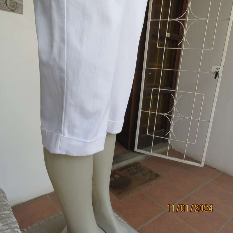 Snow white polycotton stretch cropped pants size 36 in polycotton stretch. Pockets back-front.As new