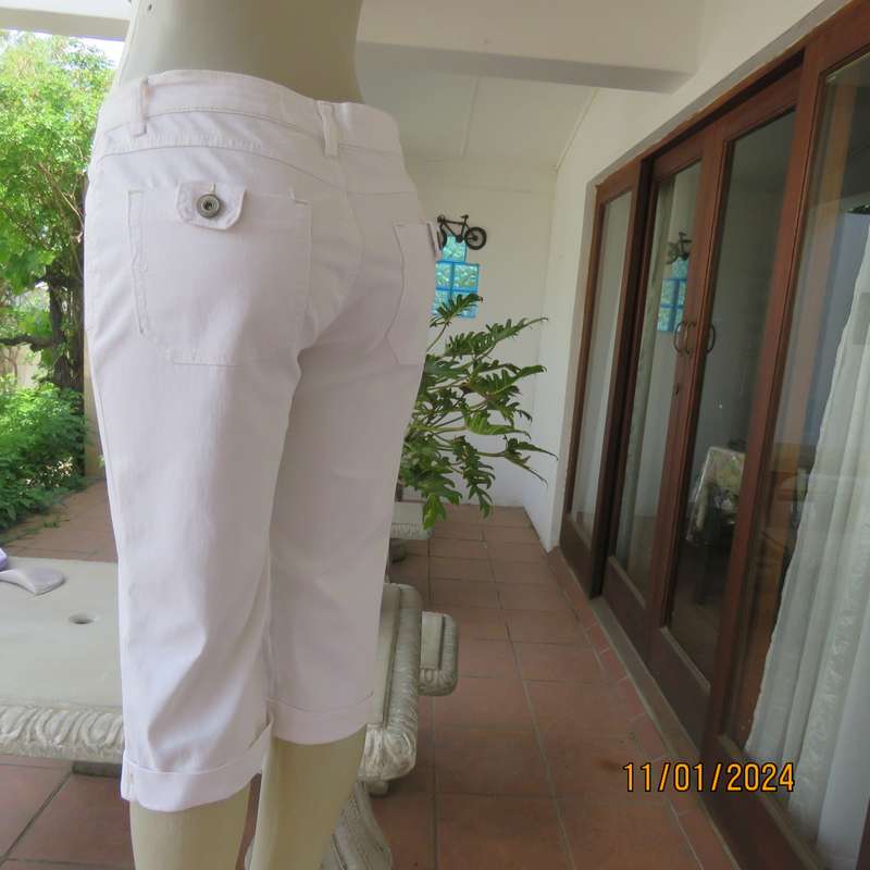Snow white polycotton stretch cropped pants size 36 in polycotton stretch. Pockets back-front.As new