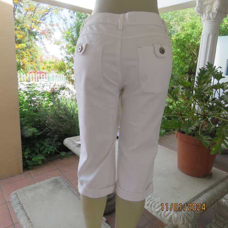 Snow white polycotton stretch cropped pants size 36 in polycotton stretch. Pockets back-front.As new