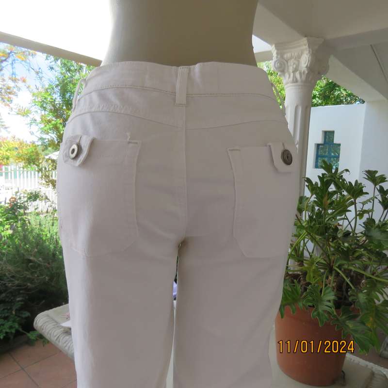 Snow white polycotton stretch cropped pants size 36 in polycotton stretch. Pockets back-front.As new