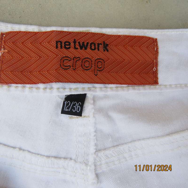 Snow white polycotton stretch cropped pants size 36 in polycotton stretch. Pockets back-front.As new