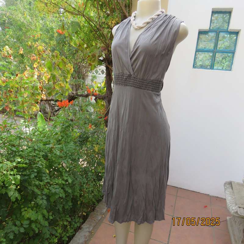 LINDA FASHION steel grey crinkled polyester stretch dress. Size 38.