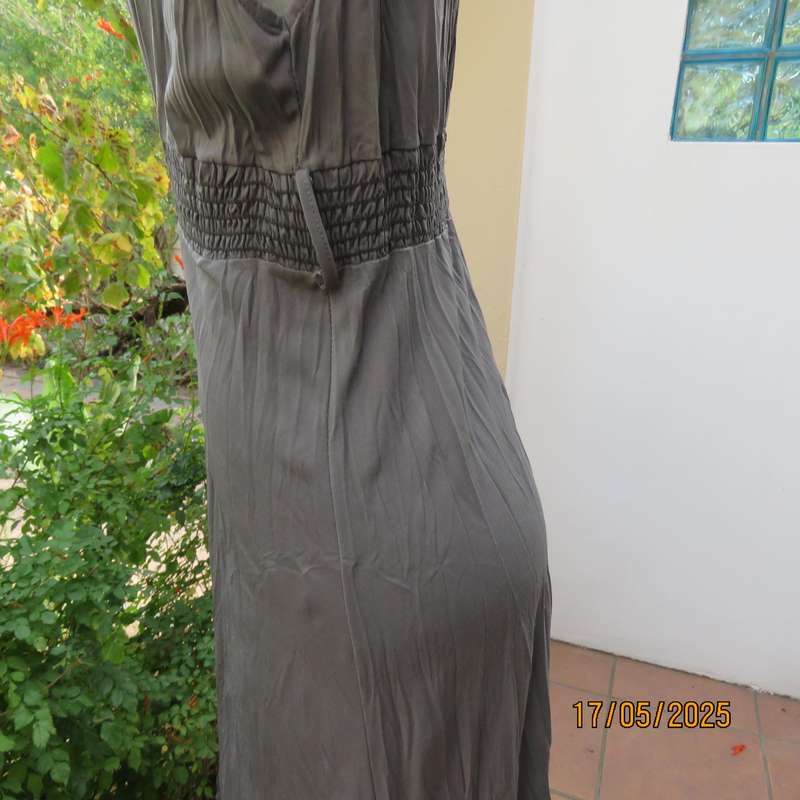 LINDA FASHION steel grey crinkled polyester stretch dress. Size 38.