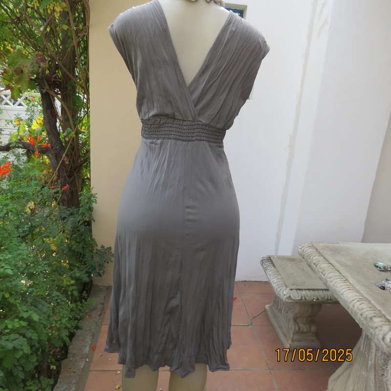 LINDA FASHION steel grey crinkled polyester stretch dress. Size 38.