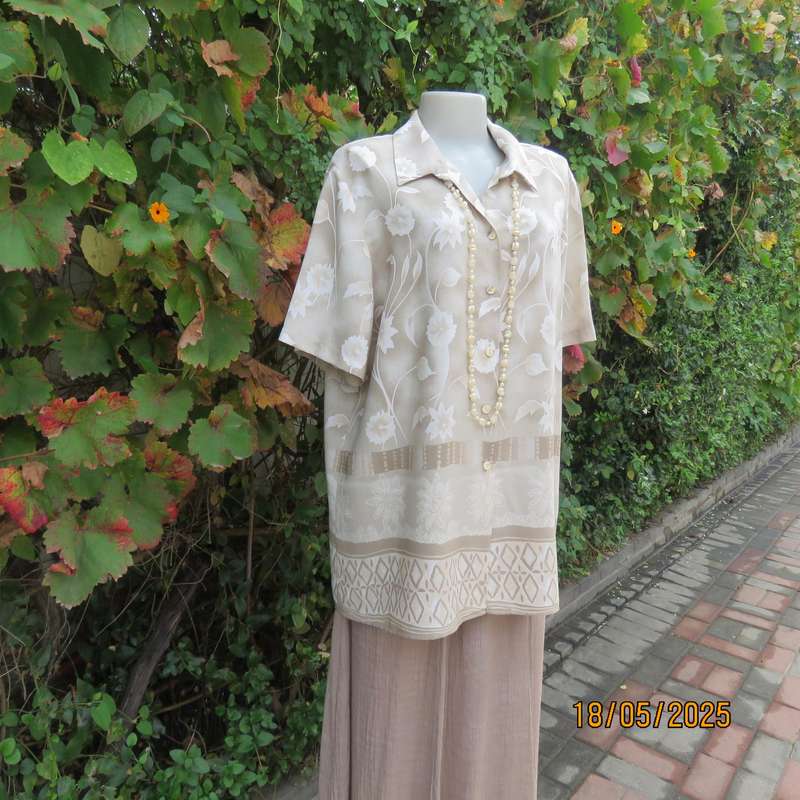 MERIEN HALL short sleeve ecru top with cream flowers and beautiful border. Size 42