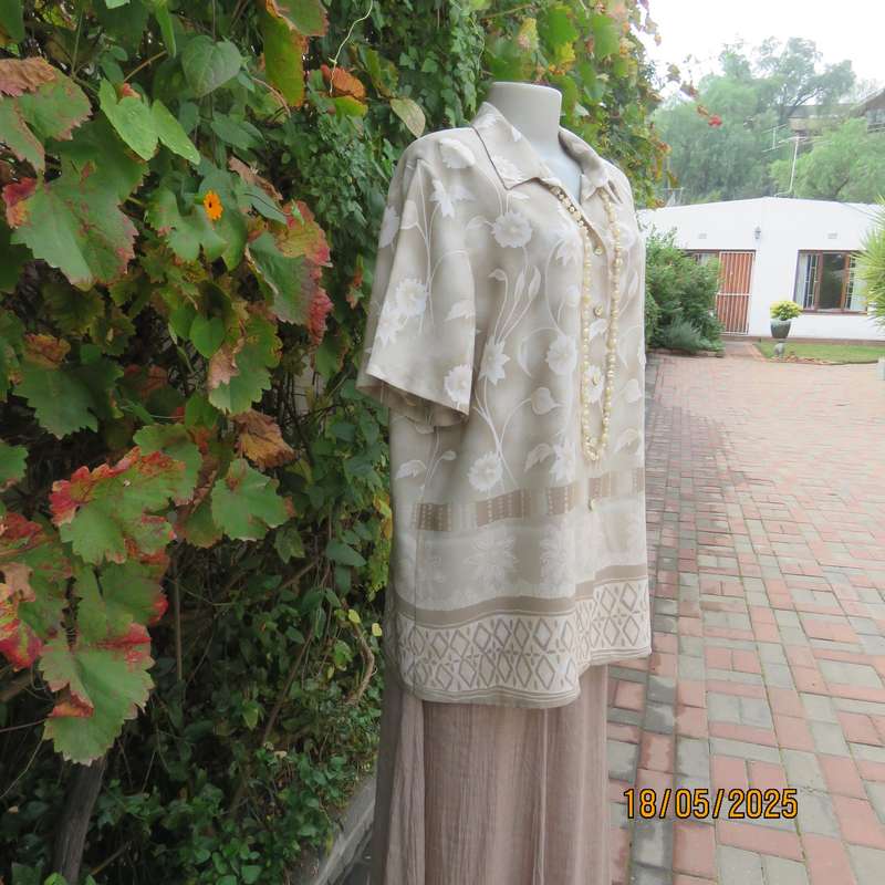 MERIEN HALL short sleeve ecru top with cream flowers and beautiful border. Size 42