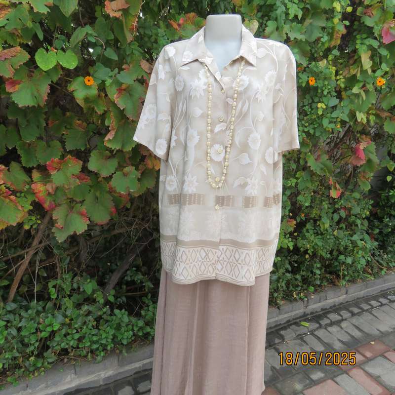 MERIEN HALL short sleeve ecru top with cream flowers and beautiful border. Size 42