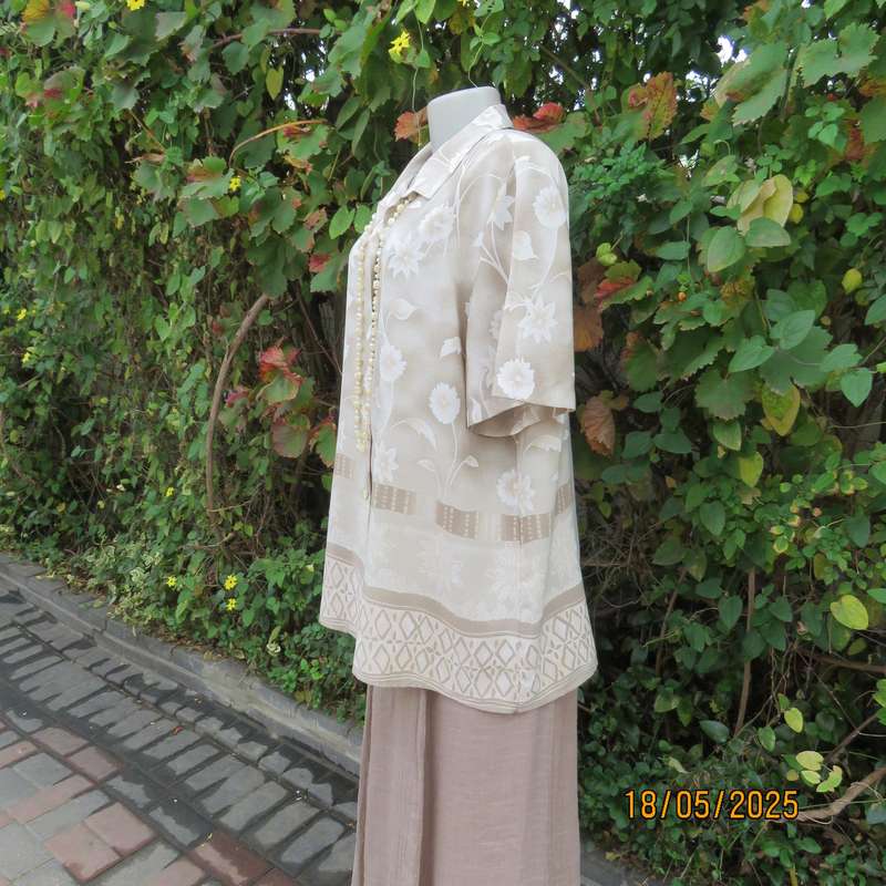 MERIEN HALL short sleeve ecru top with cream flowers and beautiful border. Size 42