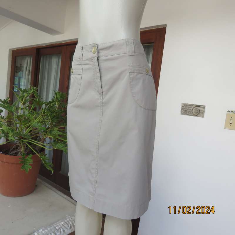 Totally off duty ecru skirt in 100% cotton with pockets front and back.Size 36.Label cut.As new cond