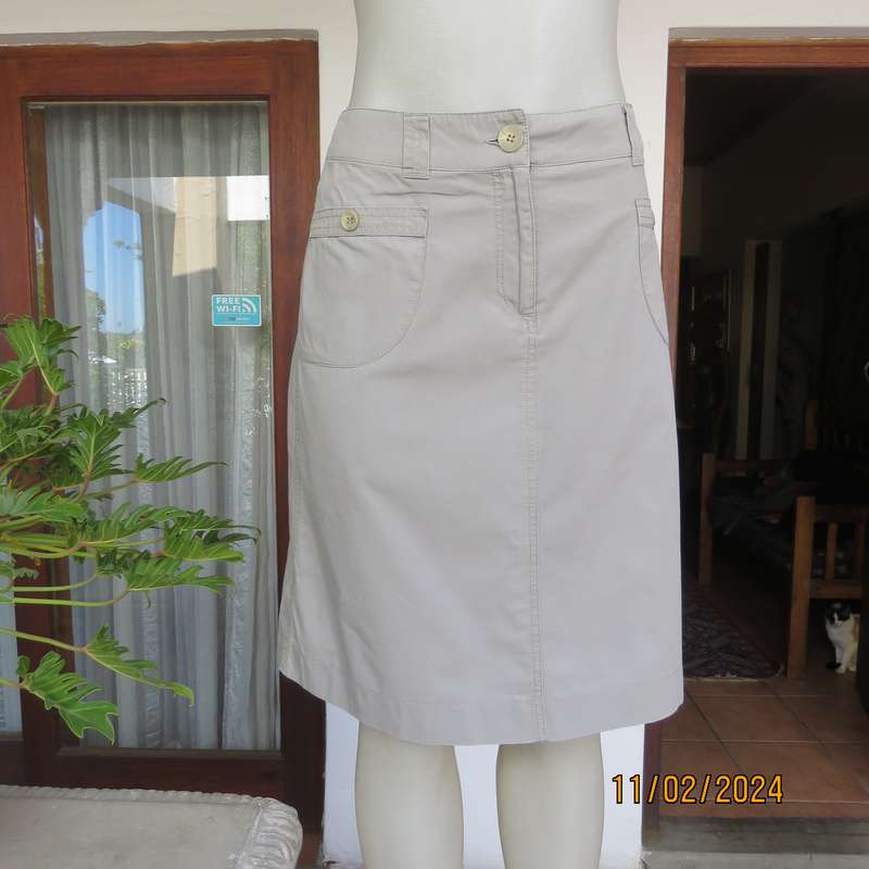 Totally off duty ecru skirt in 100% cotton with pockets front and back.Size 36.Label cut.As new cond