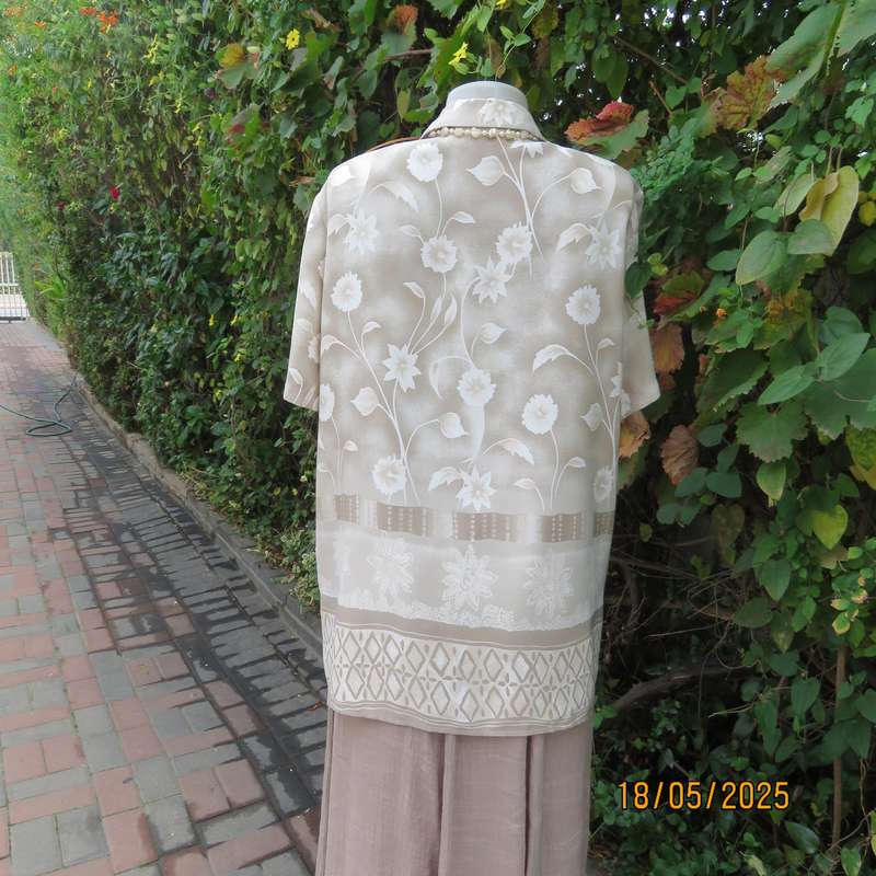 MERIEN HALL short sleeve ecru top with cream flowers and beautiful border. Size 42