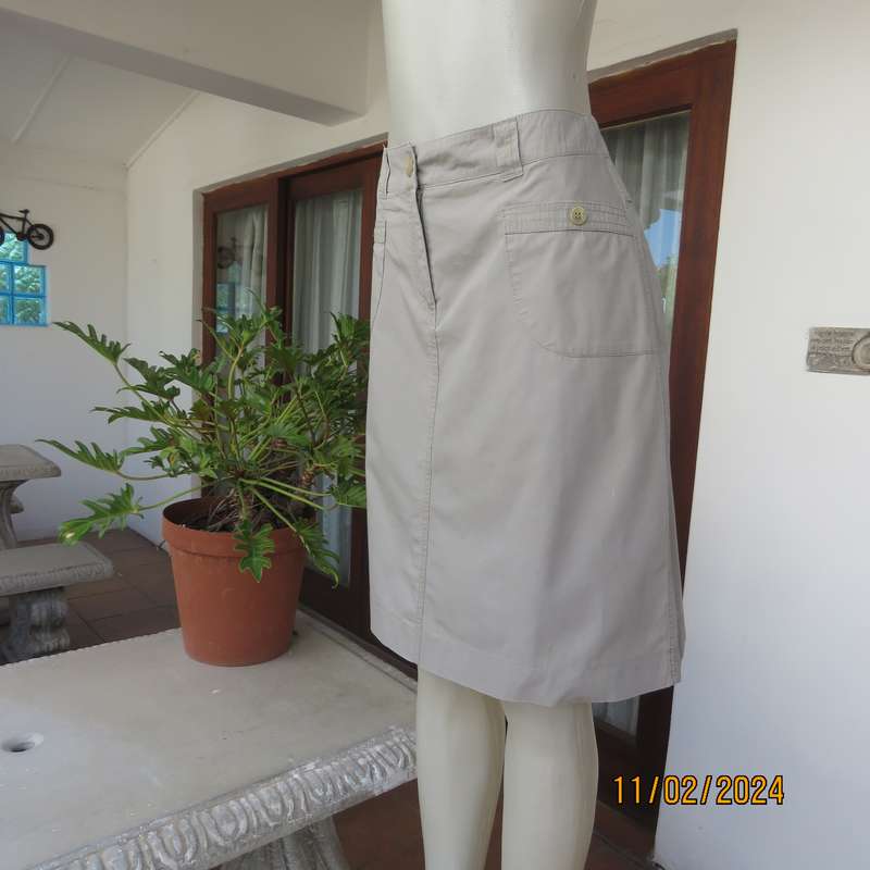 Totally off duty ecru skirt in 100% cotton with pockets front and back.Size 36.Label cut.As new cond