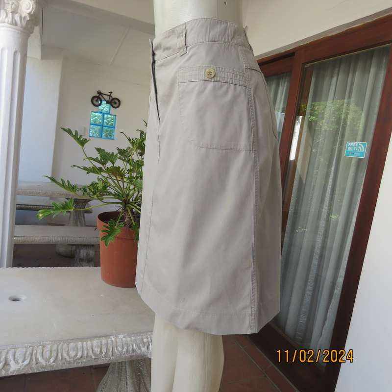 Totally off duty ecru skirt in 100% cotton with pockets front and back.Size 36.Label cut.As new cond