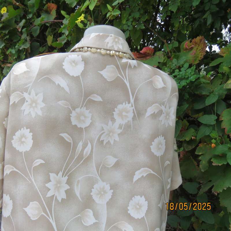 MERIEN HALL short sleeve ecru top with cream flowers and beautiful border. Size 42