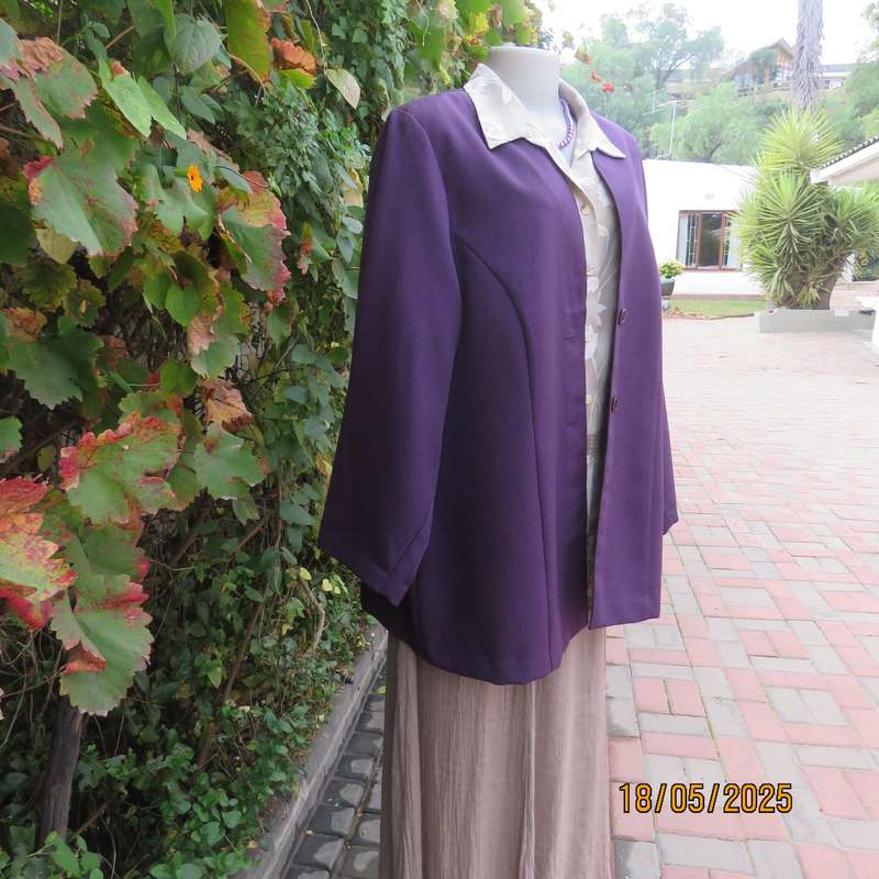 Dark purple boutique made long sleeve elegant partly lined collarless jacket. Size 42-44