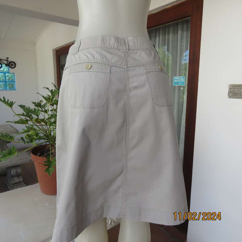 Totally off duty ecru skirt in 100% cotton with pockets front and back.Size 36.Label cut.As new cond