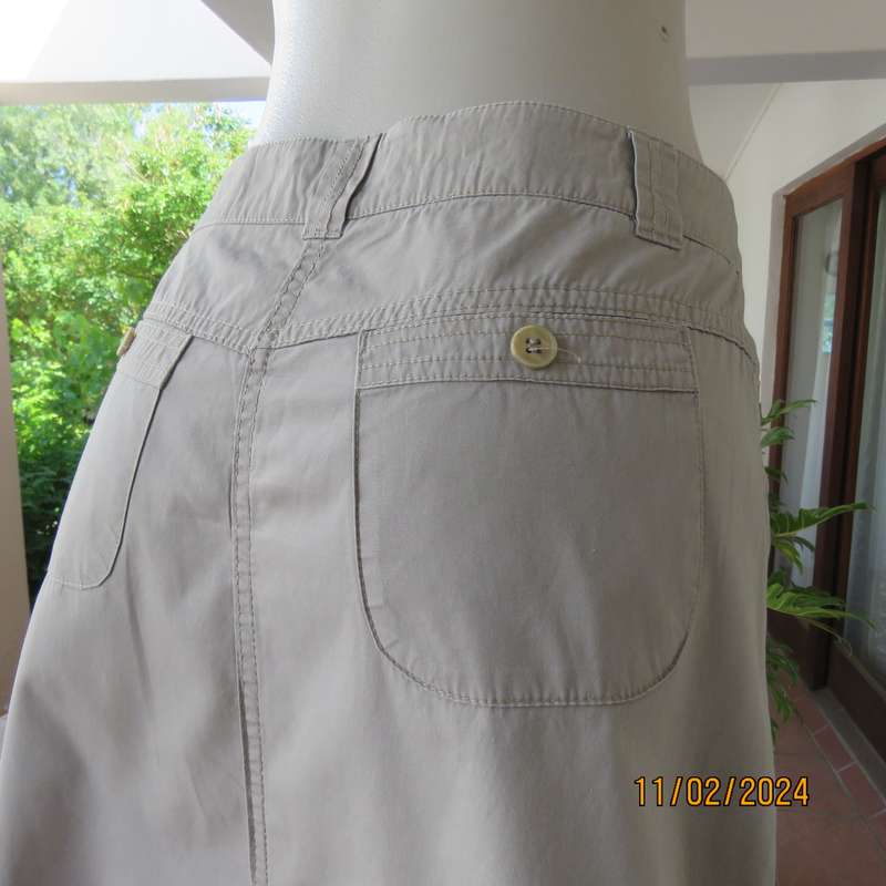 Totally off duty ecru skirt in 100% cotton with pockets front and back.Size 36.Label cut.As new cond