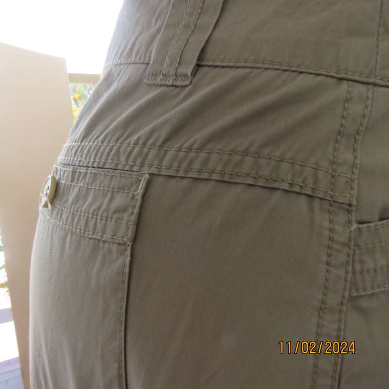 Totally off duty ecru skirt in 100% cotton with pockets front and back.Size 36.Label cut.As new cond