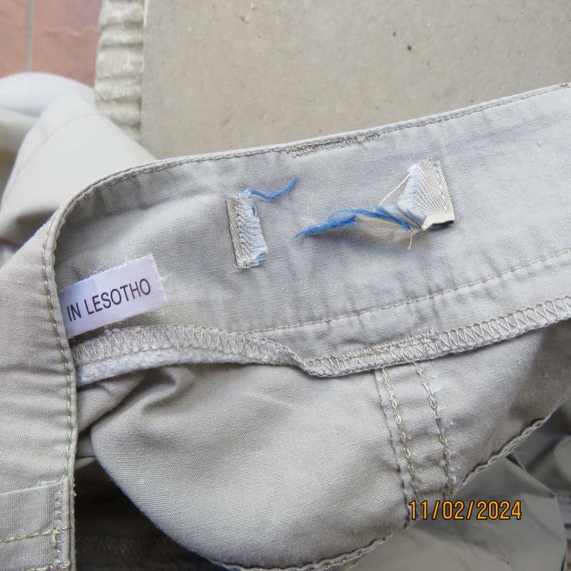 Totally off duty ecru skirt in 100% cotton with pockets front and back.Size 36.Label cut.As new cond