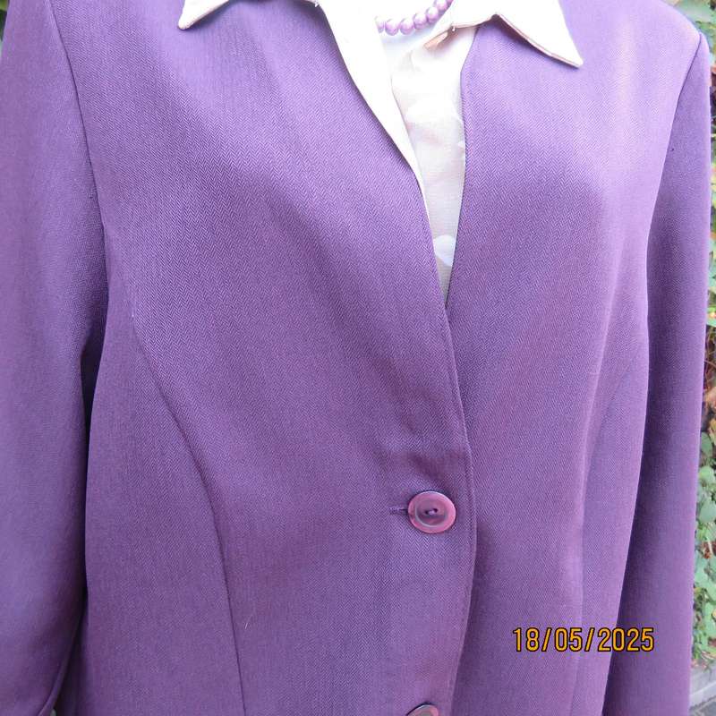 Dark purple boutique made long sleeve elegant partly lined collarless jacket. Size 42-44