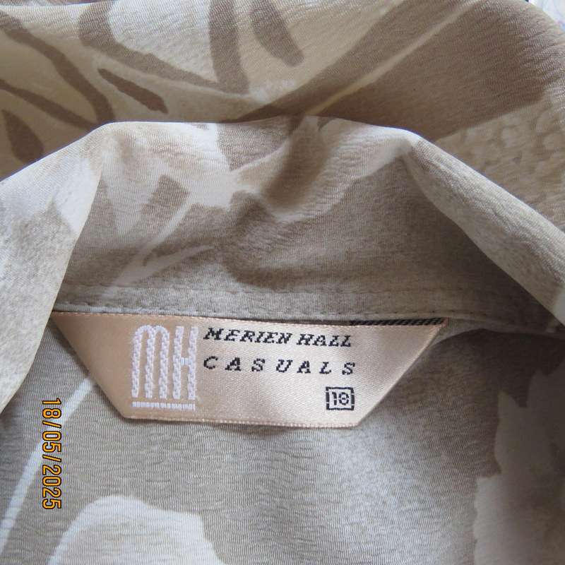 MERIEN HALL short sleeve ecru top with cream flowers and beautiful border. Size 42