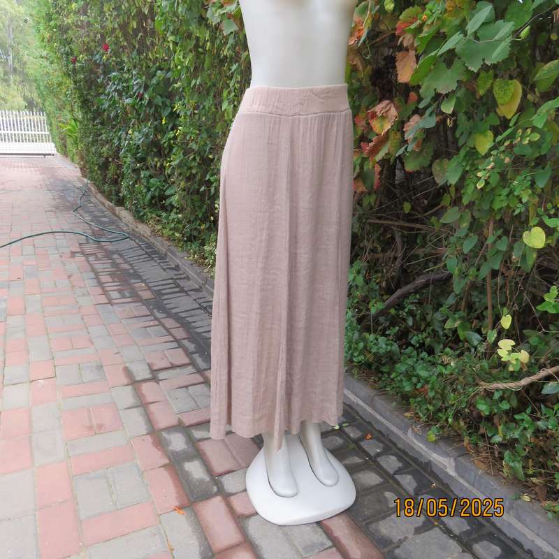 DONNA CLAIRE wheat colour creased polycotton paneled A-line skirt size 48. Elasticated waist