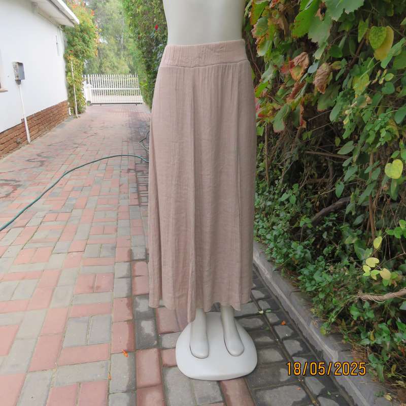 DONNA CLAIRE wheat colour creased polycotton paneled A-line skirt size 48. Elasticated waist