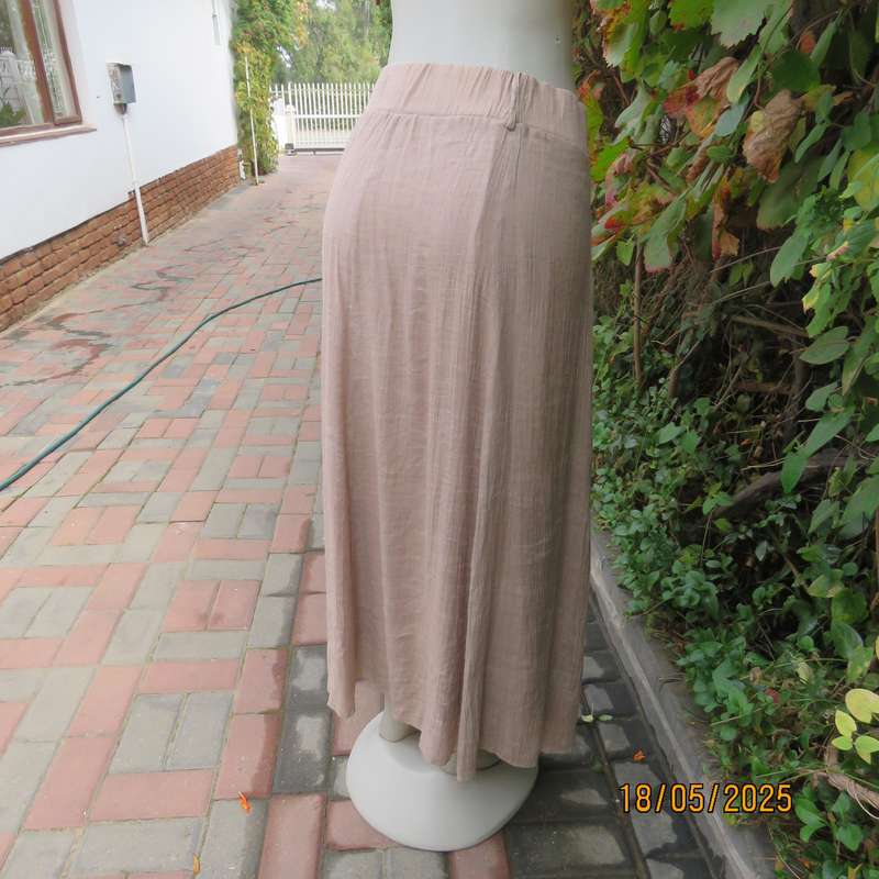 DONNA CLAIRE wheat colour creased polycotton paneled A-line skirt size 48. Elasticated waist