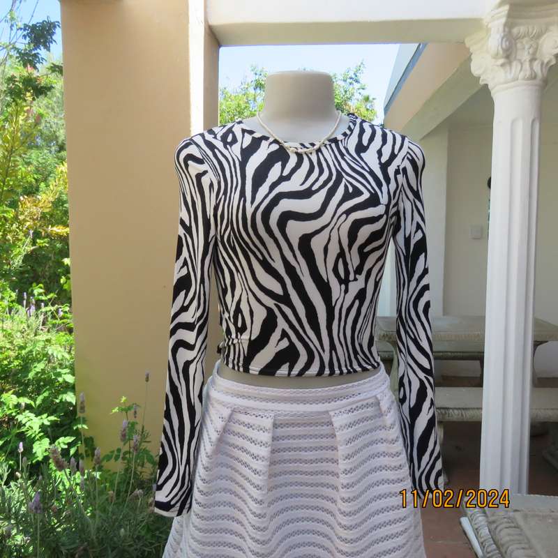 Sexy petite zebra stripe black-white long sleeve stretch polyester size 28-4 top by SHEIN.As new