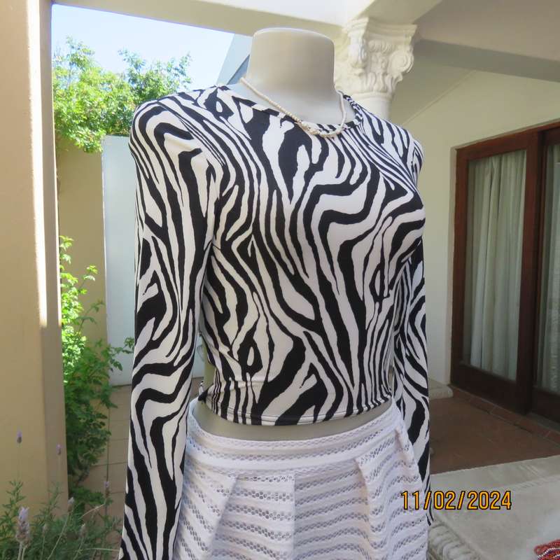 Sexy petite zebra stripe black-white long sleeve stretch polyester size 28-4 top by SHEIN.As new