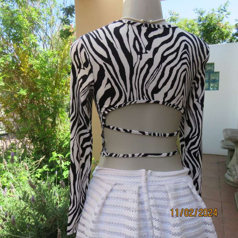 Sexy petite zebra stripe black-white long sleeve stretch polyester size 28-4 top by SHEIN.As new