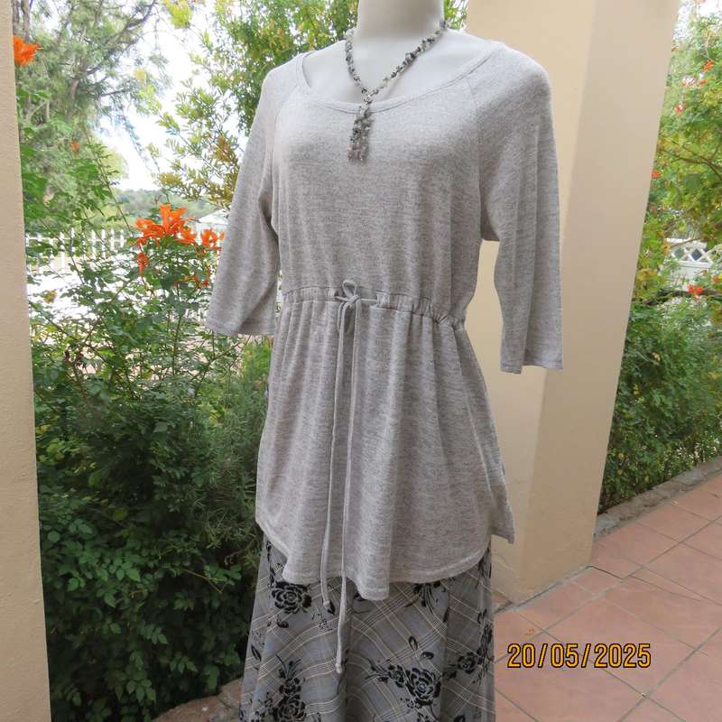 Light grey mottled stretch knitted polyester top size 36. Elbow sleeves.