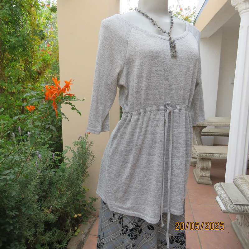 Light grey mottled stretch knitted polyester top size 36. Elbow sleeves.