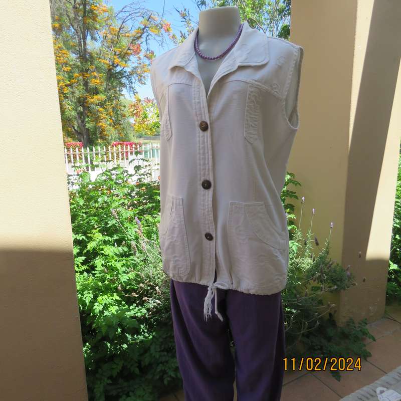 Must have white sleeveless patterned 100% cotton top-jacket. Drawstring hem. Pockets.Detail.Size 38.