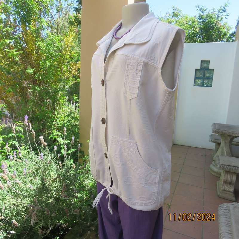 Must have white sleeveless patterned 100% cotton top-jacket. Drawstring hem. Pockets.Detail.Size 38.
