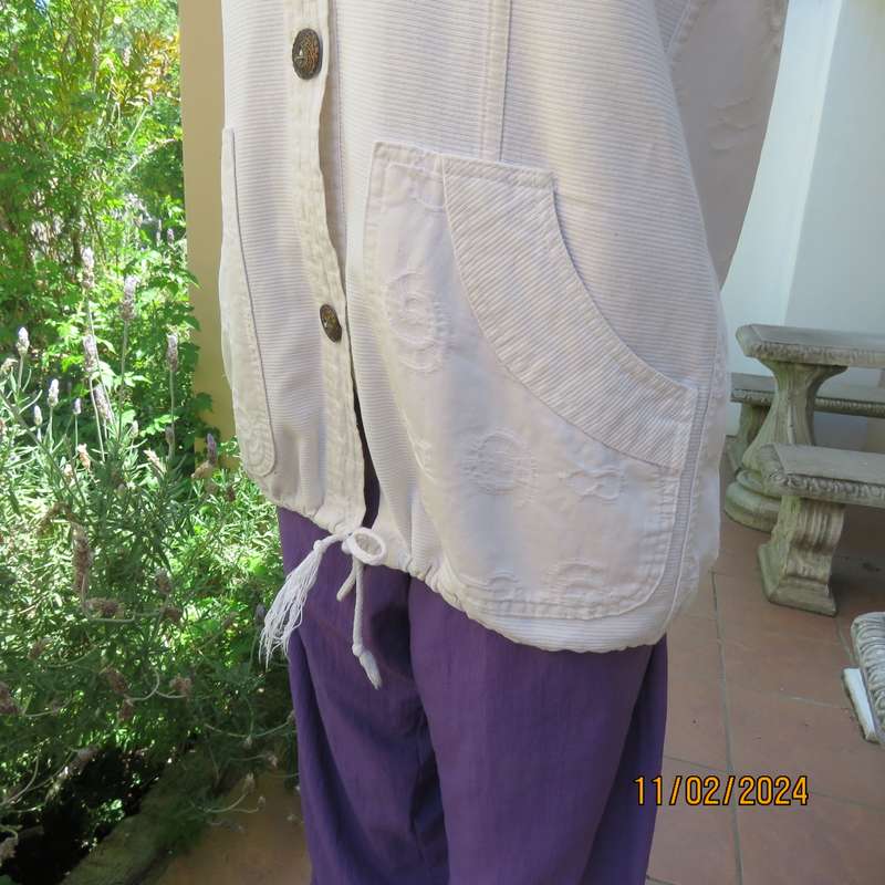 Must have white sleeveless patterned 100% cotton top-jacket. Drawstring hem. Pockets.Detail.Size 38.