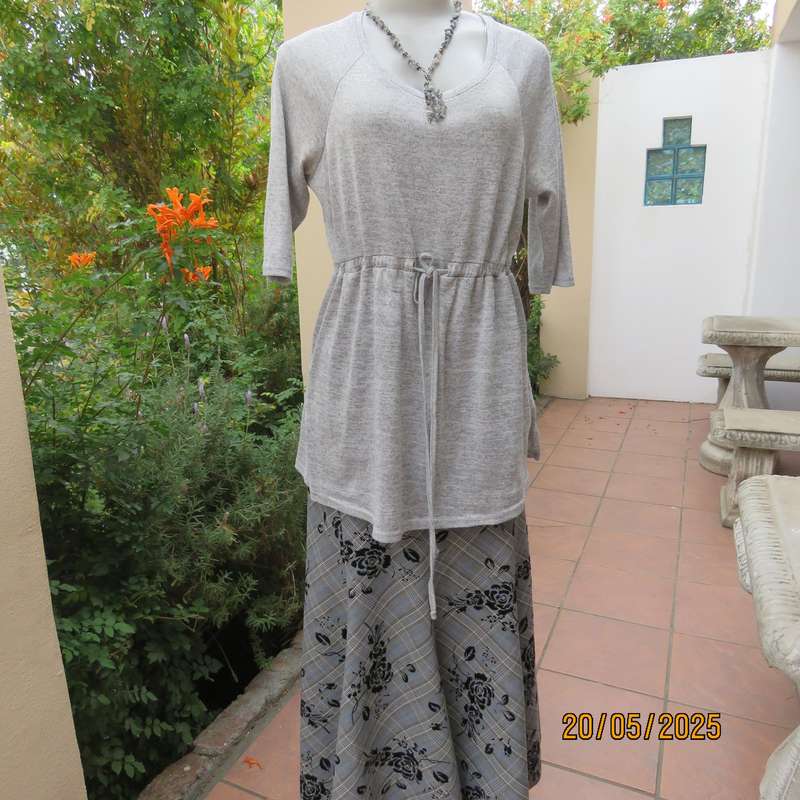 Light grey mottled stretch knitted polyester top size 36. Elbow sleeves.