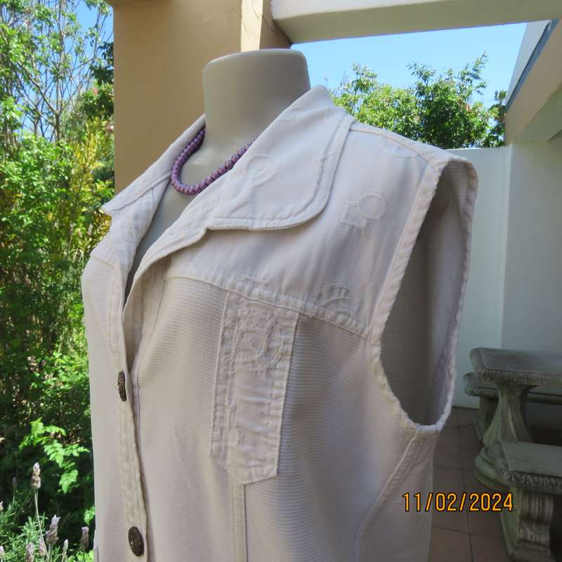 Must have white sleeveless patterned 100% cotton top-jacket. Drawstring hem. Pockets.Detail.Size 38.