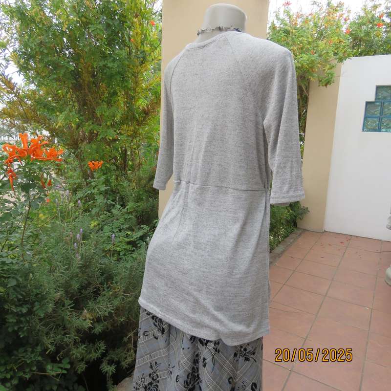 Light grey mottled stretch knitted polyester top size 36. Elbow sleeves.
