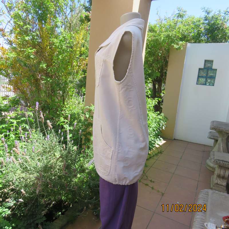 Must have white sleeveless patterned 100% cotton top-jacket. Drawstring hem. Pockets.Detail.Size 38.