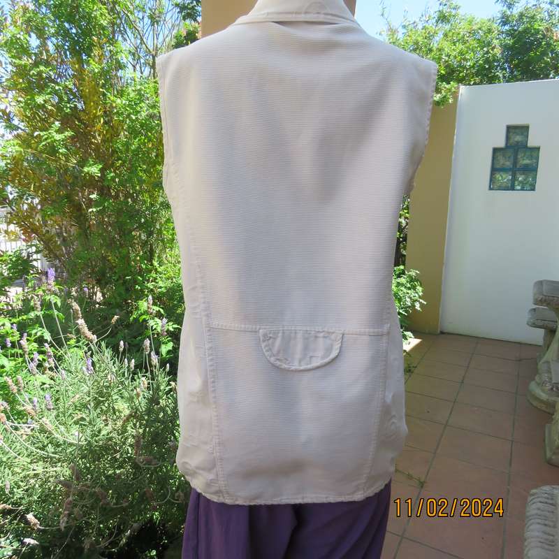 Must have white sleeveless patterned 100% cotton top-jacket. Drawstring hem. Pockets.Detail.Size 38.