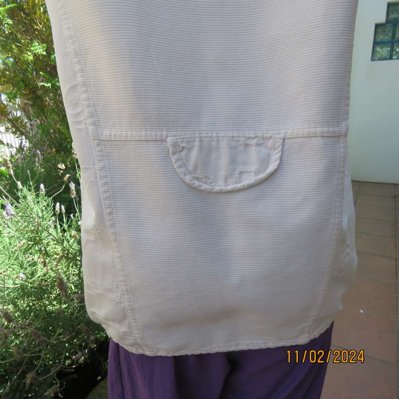 Must have white sleeveless patterned 100% cotton top-jacket. Drawstring hem. Pockets.Detail.Size 38.