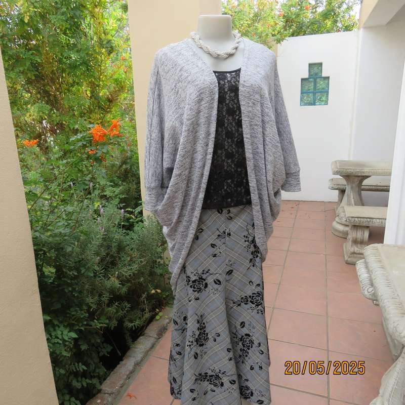 TRENDS grey mottled shrug with long cut-on sleeves in knitted stretch polyester. Size 36-40