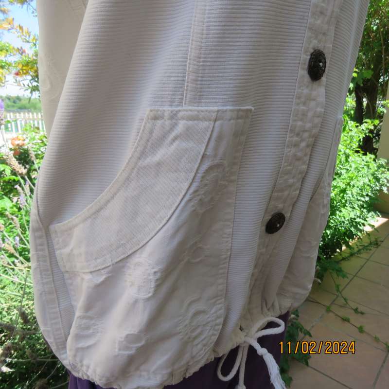 Must have white sleeveless patterned 100% cotton top-jacket. Drawstring hem. Pockets.Detail.Size 38.