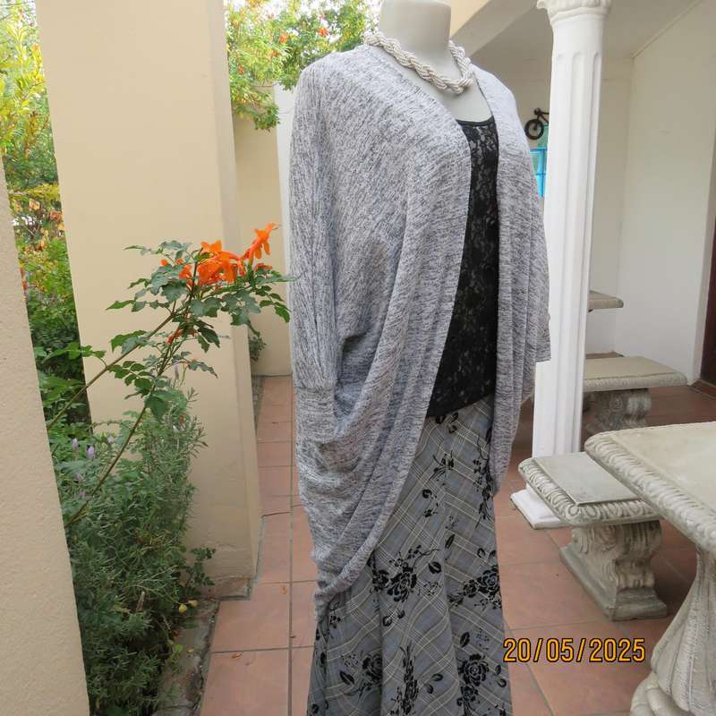 TRENDS grey mottled shrug with long cut-on sleeves in knitted stretch polyester. Size 36-40
